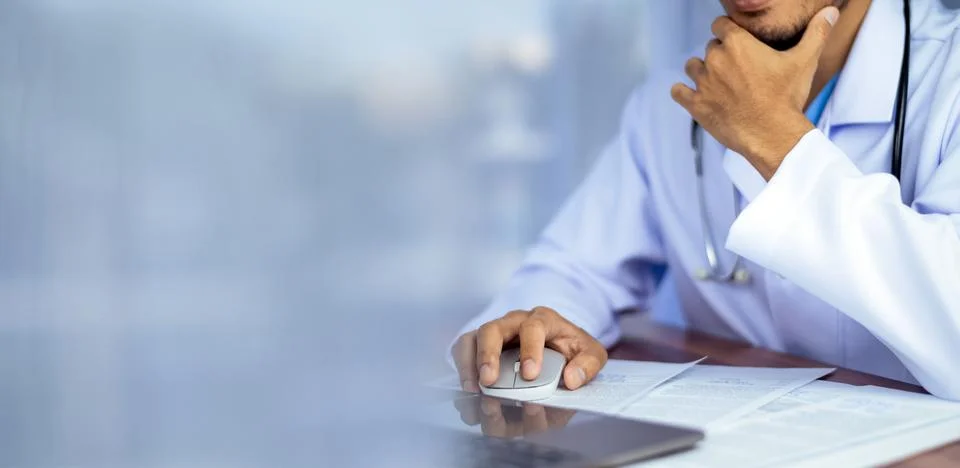 Doctor using computer in office. Foto stock