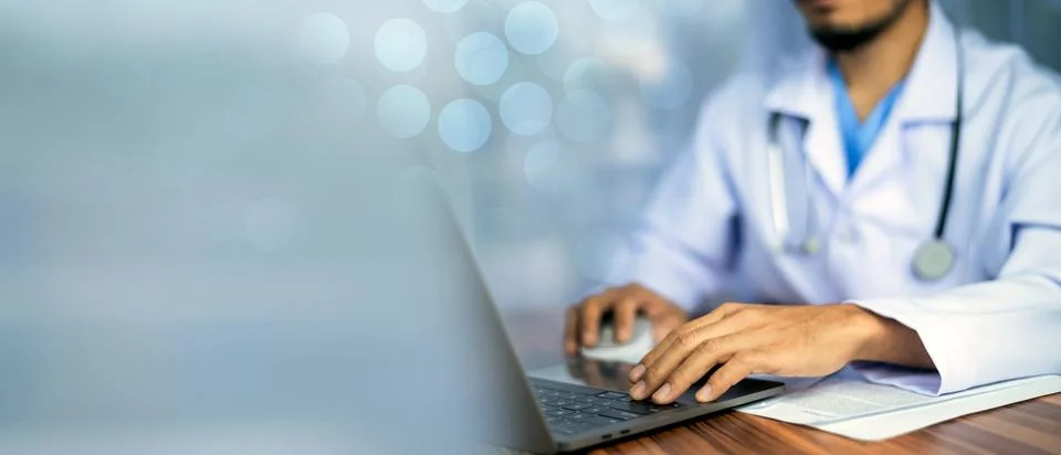 Doctor using computer in office. Foto stock