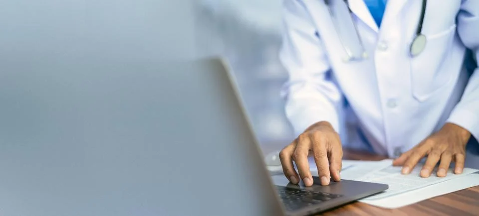 Doctor using computer in office. Foto stock