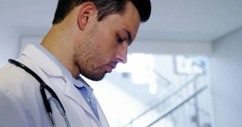 Doctor using digital tablet in corridor at hospital Foto stock