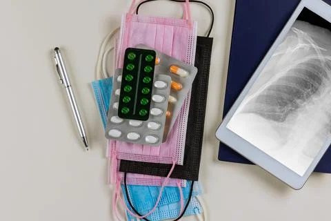 Doctor using digital tablet the X-ray image of right clavicle fracture after Foto stock