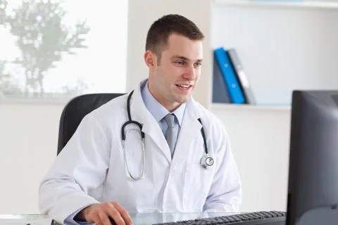 Doctor using his computer Stockfoto's