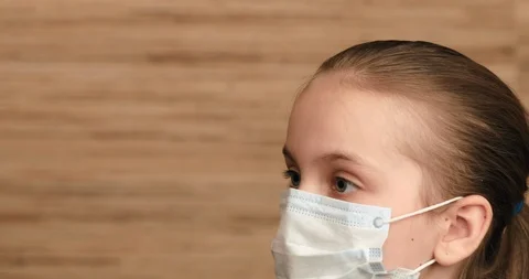 Doctor using infrared thermometer checking body temperature of a girl Video stock 127118341