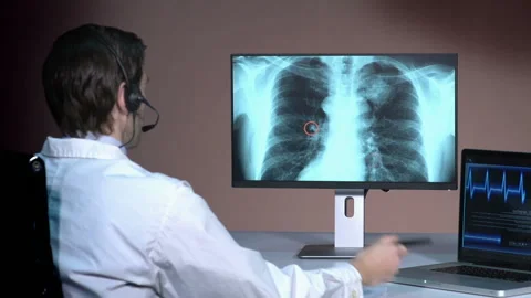  Doctor using internet and examine X-ray  Video stock 210633611