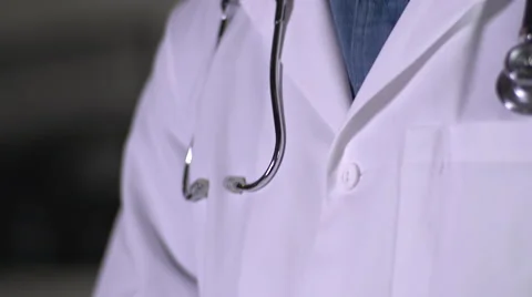 Doctor using iPad, tilt down Vídeo Stock 55302555