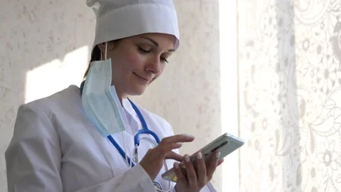 Doctor using mobile phone texting to patient informing about medical test Stock Footage 138675419