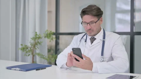 Doctor using Smartphone in Clinic Video stock 162841691