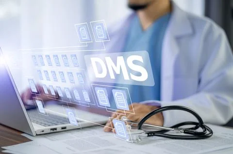 Doctor using software computer Document Management System (DMS), online doc.. Foto stock