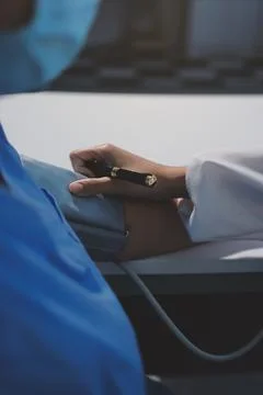 Doctor using sphygmomanometer with stethoscope checking blood pressure to a.. Foto stock