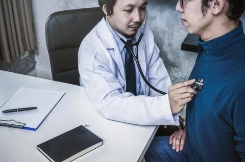 Doctor using stethoscope for checking heart rate and consulting with Patient  Foto stock