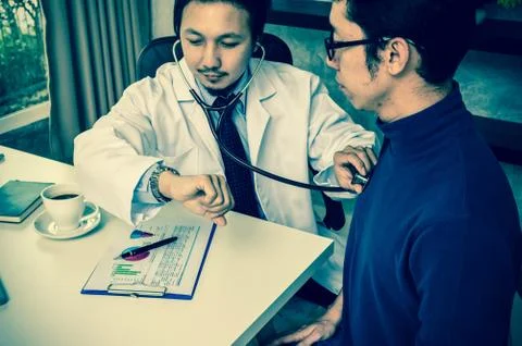 Doctor using stethoscope for checking heart rate and consulting with Patient  Foto stock
