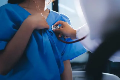 Doctor using a stethoscope checking patient with examining, presenting resu.. Foto stock