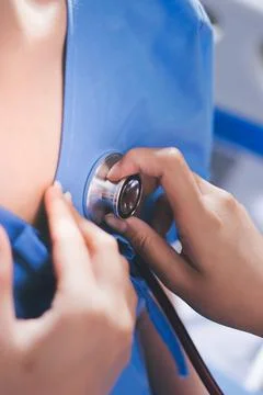 Doctor using a stethoscope checking patient with examining, presenting resu.. Foto stock