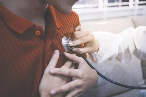 Doctor using a stethoscope checking patient with examining, presenting resu.. Foto stock