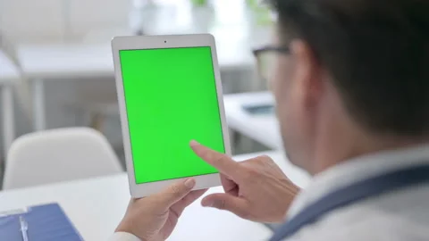 Doctor using Tablet with Green Chroma Screen Video stock 162840712