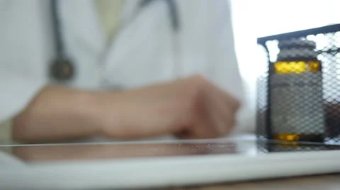 Doctor Using Touchscreen Stockbeeldmateriaal 64063458