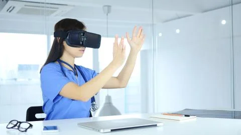 Doctor Using virtual reality glasses in Clinic, Vr Goggles Foto stock