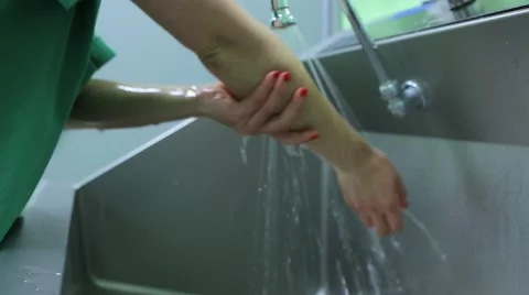 Doctor washes hands 스톡 동영상 64682453