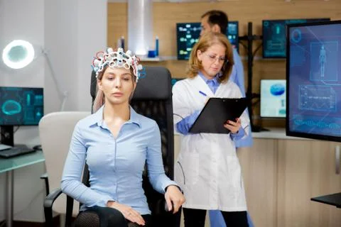 Doctor who notes in the clipboard the evolution of the patient during the 스톡 사진