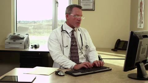 Doctor working on computer Stock-Footage 67343150