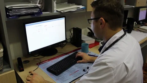 Doctor working on computer Stock-Footage 87123536