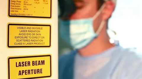 Doctor working on excimer laser Vidéo 99249069