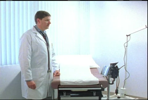 Doctor Writes in Chart Vídeo Stock 356495