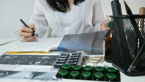 The doctor writes a report Stock-Footage 87477741
