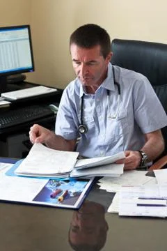 Doctor writing on a document Foto stock