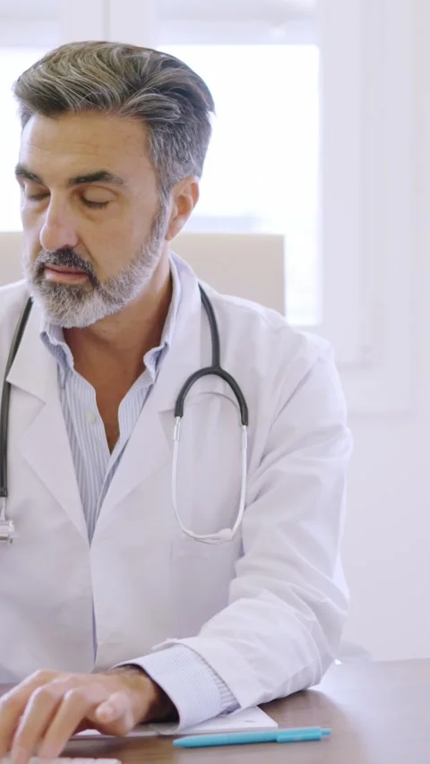 Doctor writing while talking with a patient in a clinic Stock Footage 272287040