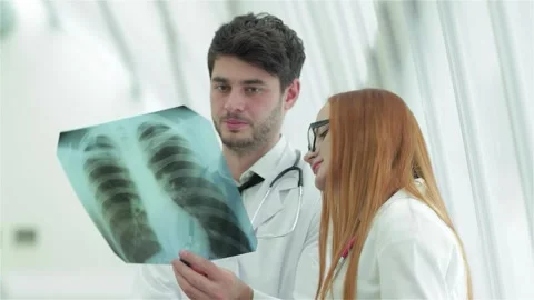 Doctors analyzing lung X-ray during a consultation Video stock 311822311