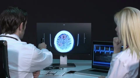 Doctors analyzing mri  Video stock 210624910