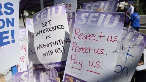 Doctors and hospice nurses strike at Allina Health's Mercy Hospital in Minnesota 動画素材 345762967