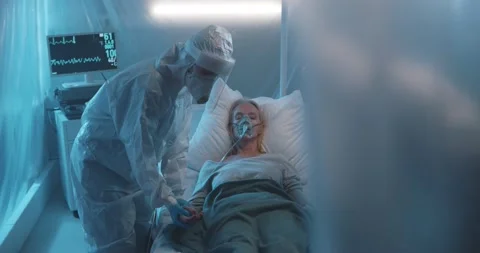 Doctors and nurses working hard to treat covid-19 infected patients in ICU 動画素材 148229845