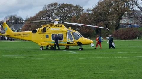 Doctors and Paramedics arring to board Air Ambulance Helicopter Stockbeeldmateriaal 292634533