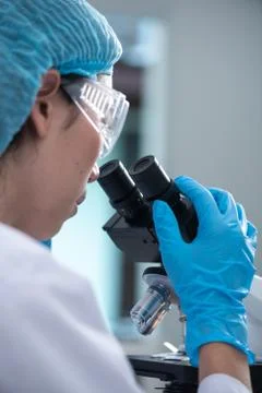 Doctors are diagnosed in the laboratory. With microscopy Foto stock