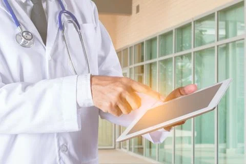 Doctors are using tablets to work. 스톡 사진