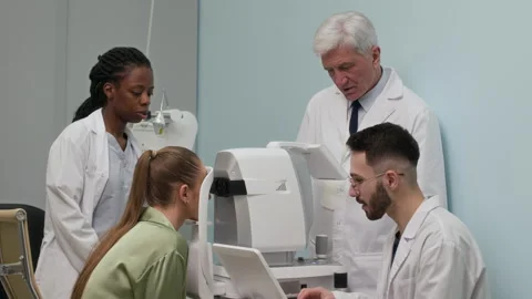 Doctors Checking Patients Eyesight on Diagnostic Machine in Ophthalmology Clinic Vídeos de archivo 308531107