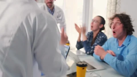 Doctors clapping at end of medical seminar presentation 動画素材 316314577