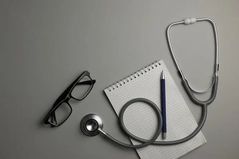 Doctor's desk top view. Set of different doctor accessories on a colored Foto stock