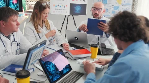 Doctors distributing medical reports during clinical meeting Vídeo Stock 316314468