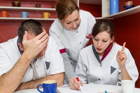 Doctors do break and consult 库存照片