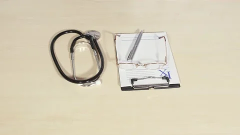 Doctor's equipment on table Stockbeeldmateriaal 152930256