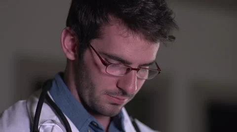 Doctor's face looking down, iPad, tilt down Vídeo Stock 55302553