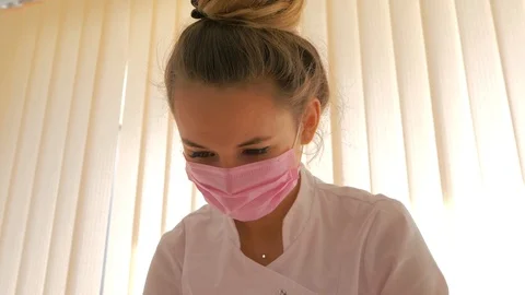 Doctor's face in the working process. Video stock 118920801