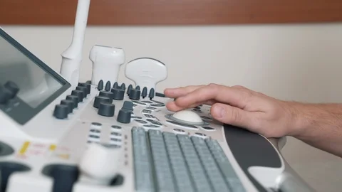 The doctor's hand close-up. How does the ultrasound machine work. Doctor works 스톡 동영상 90080692