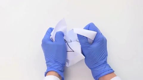 Doctor’s hand crumple sheet of paper with word coronavirus Video stock 162975151