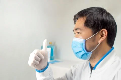 Doctor's hand with thumbs up while looking. Foto stock