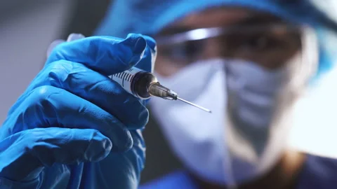 Doctor's hands wearing gloves to prepare injections Vidéo 195285717