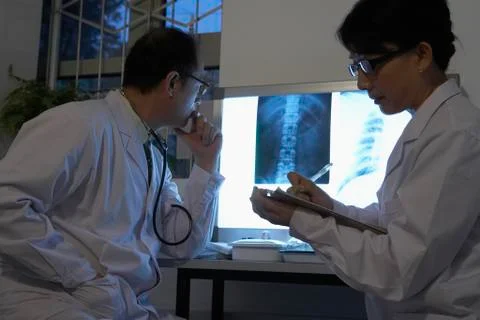 Doctors Looking At X-Rays Foto stock
